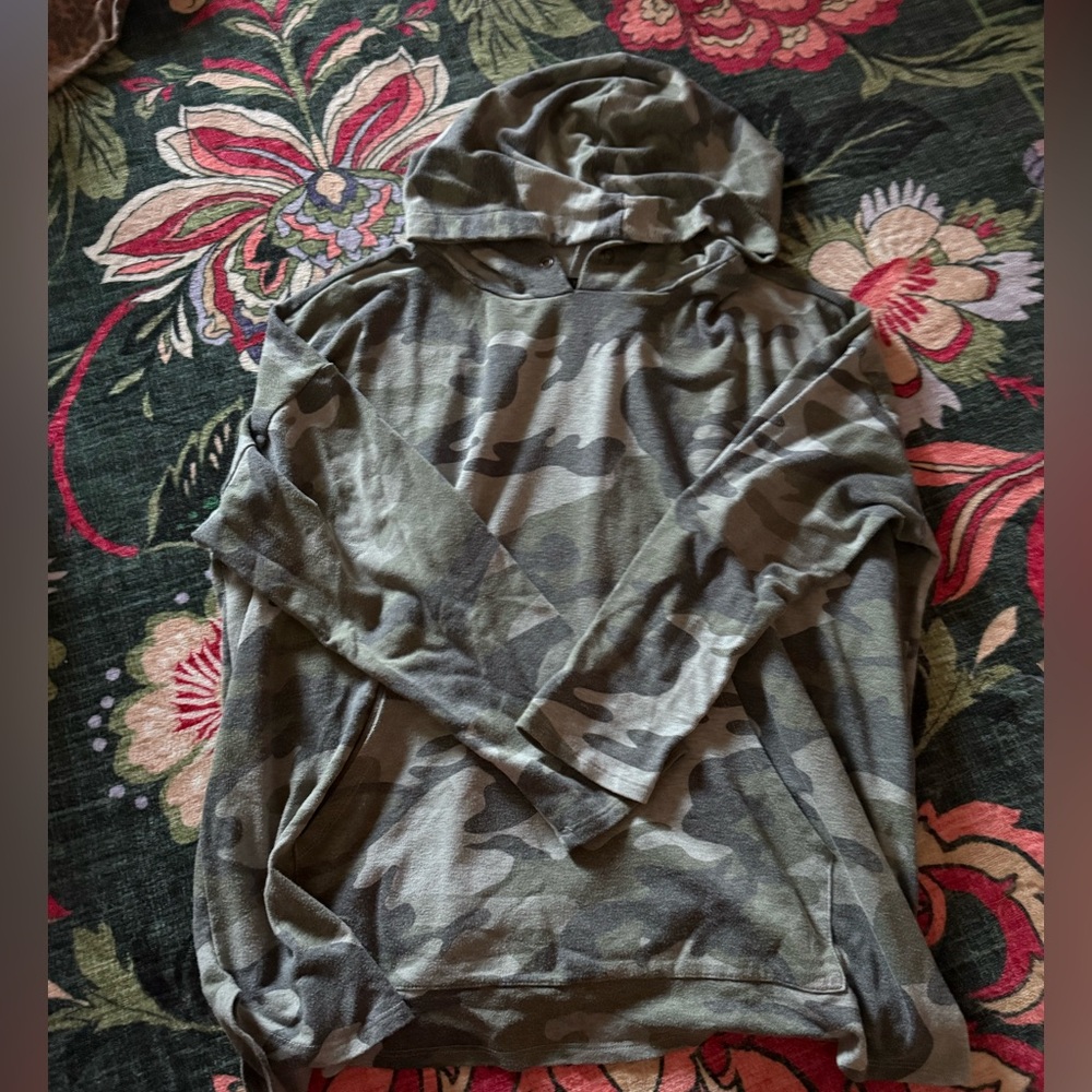 3/$25 🖤 Cyrus Camo Lightweight Ruffle Sweatshirt 1X